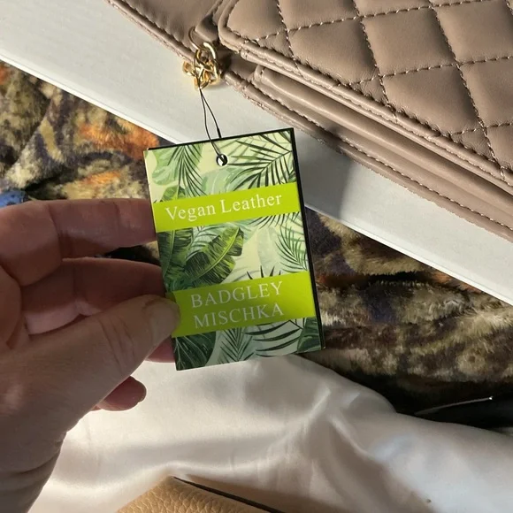 Badgley Mischka Quilted Taupe Crossbody Bag Gold Chain NWT Vegan Leather - Picture 10 of 12